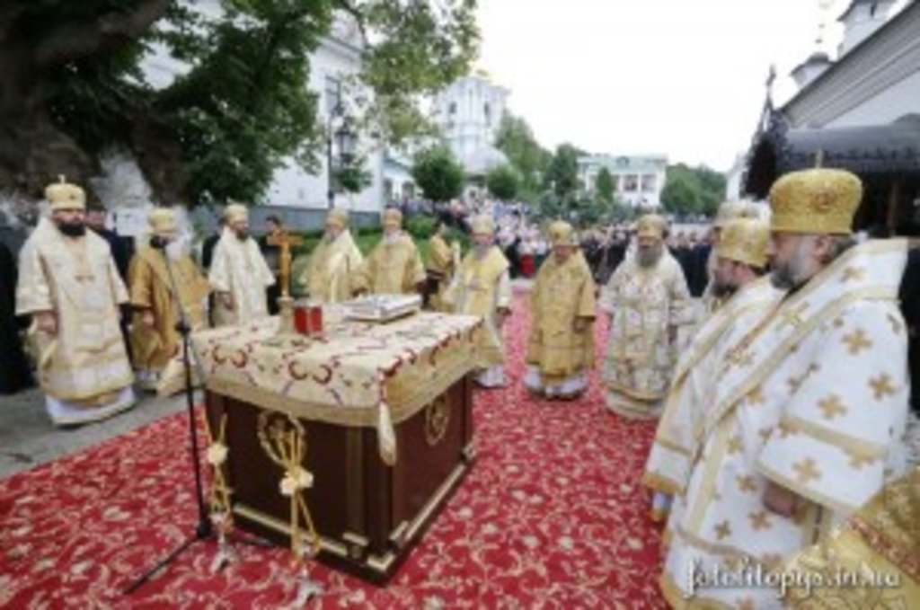 У день початку роботи Собору єпископів звершено Божественну літургію та відслужено панахиду