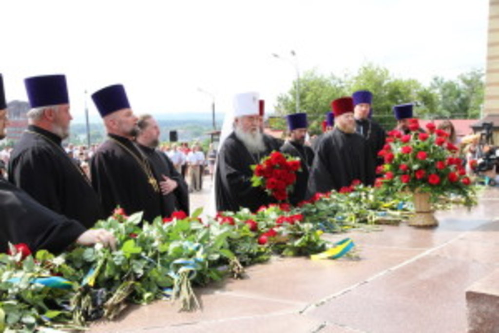 Покладання квітів священнослужителів єпархії на чолі з правлячим архієреєм митрополитом Дніпропетровським і Павлоградським Іринеєм