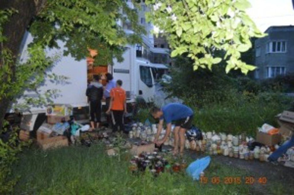 Близько ста тисяч гривень і чотири вантажівки з продуктами пожертвували парафіяни Рівненської єпархії Української Православної Церкви для жителів Донбасу і військових