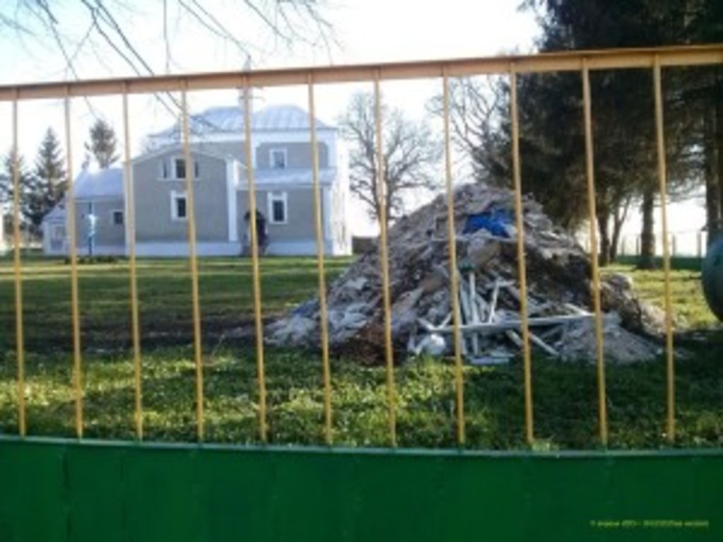 УПЦ КП в Угринові недостатньо вигнання громади УПЦ: на заваді стали мерці, поховані біля захопленого храму