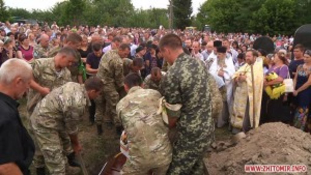 Помолитися за упокій душі загиблого військового прийшло близько тисячі односельчан