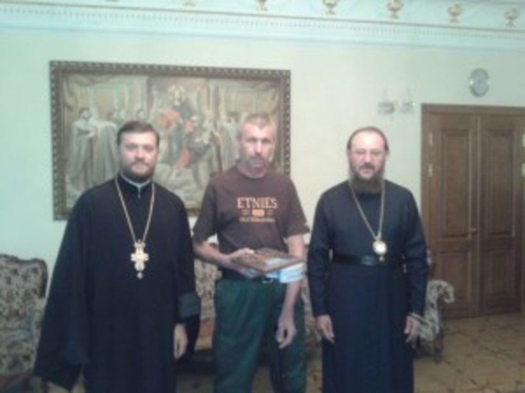 Визволений з полону Анатоній Семенчук разом із митрополитом Антонієм та протоієреєм Валентином Марчуком