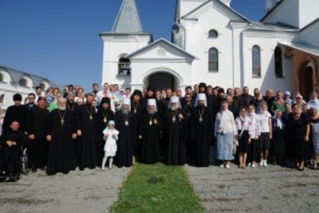 Його Блаженство разом із Преосвященними владиками та братією скиту святителя Іоанна Шанхайського