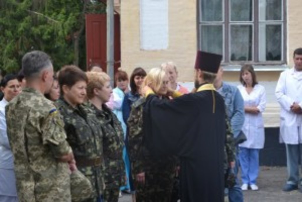 протоієрей Димитрій Гайдай відслужив для подорожуючих молебень, усіх благословив і окропив святою водою, вручив ладанки і одягнув натільні хрестики