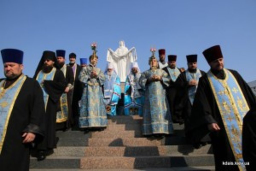 Керуючий справами УПЦ разом із митрополитом Овруцьким і Коростенським Віссаріоном піднесли молитви біля пам'ятника Покрови Пресвятої Богородиці