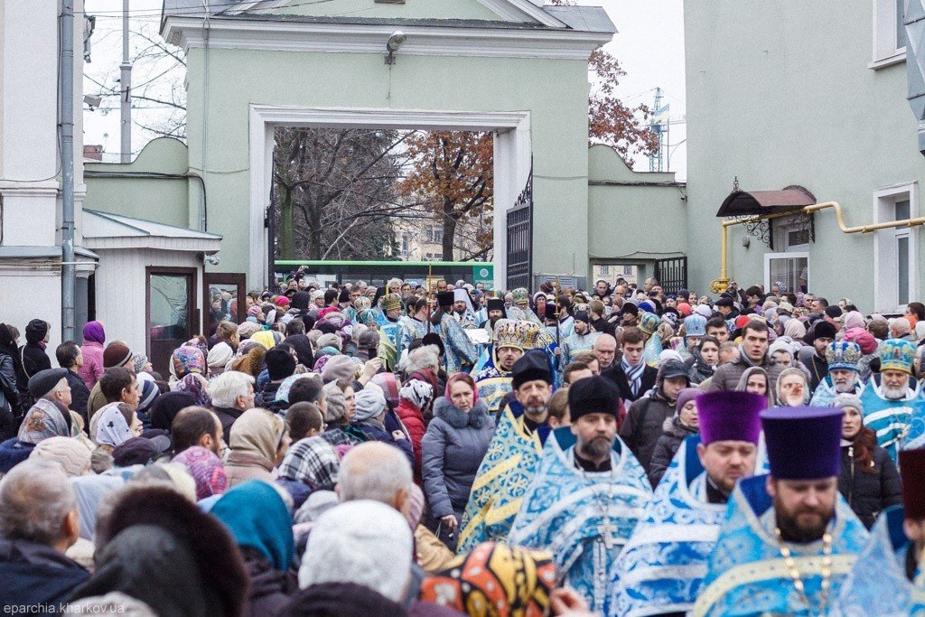 Чисельні віряни Харкова зустріли Плащаницю разом із своїм архіпастирем