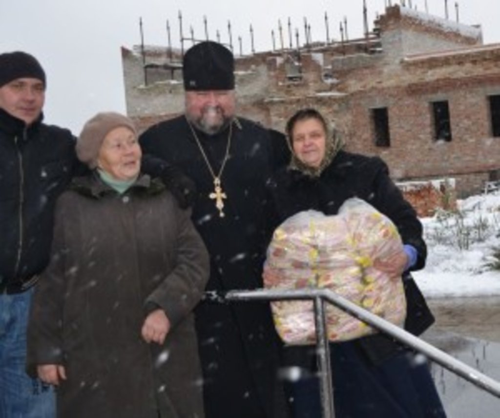 Мирне населення Авдіївки отримало допомогу з Ізюмської єпархії