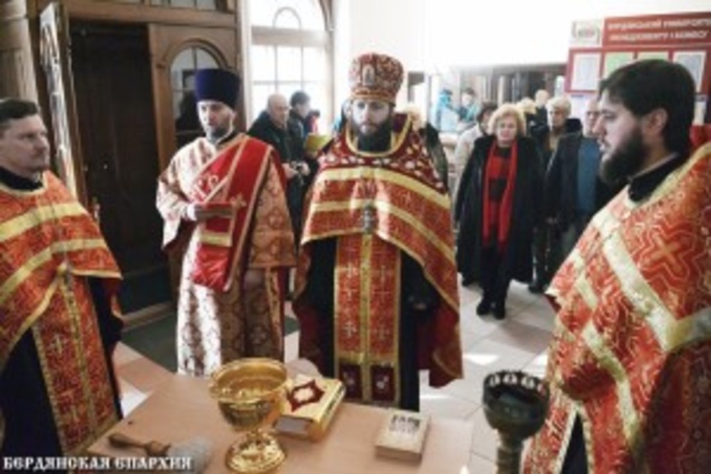 Молебень в Бердянському університеті менеджменту і бізнесу