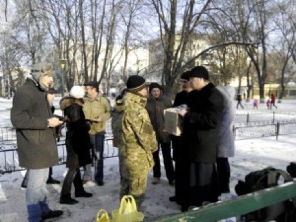 Клірики Кіровоградської єпархії передали військовим на Схід медикаменти
