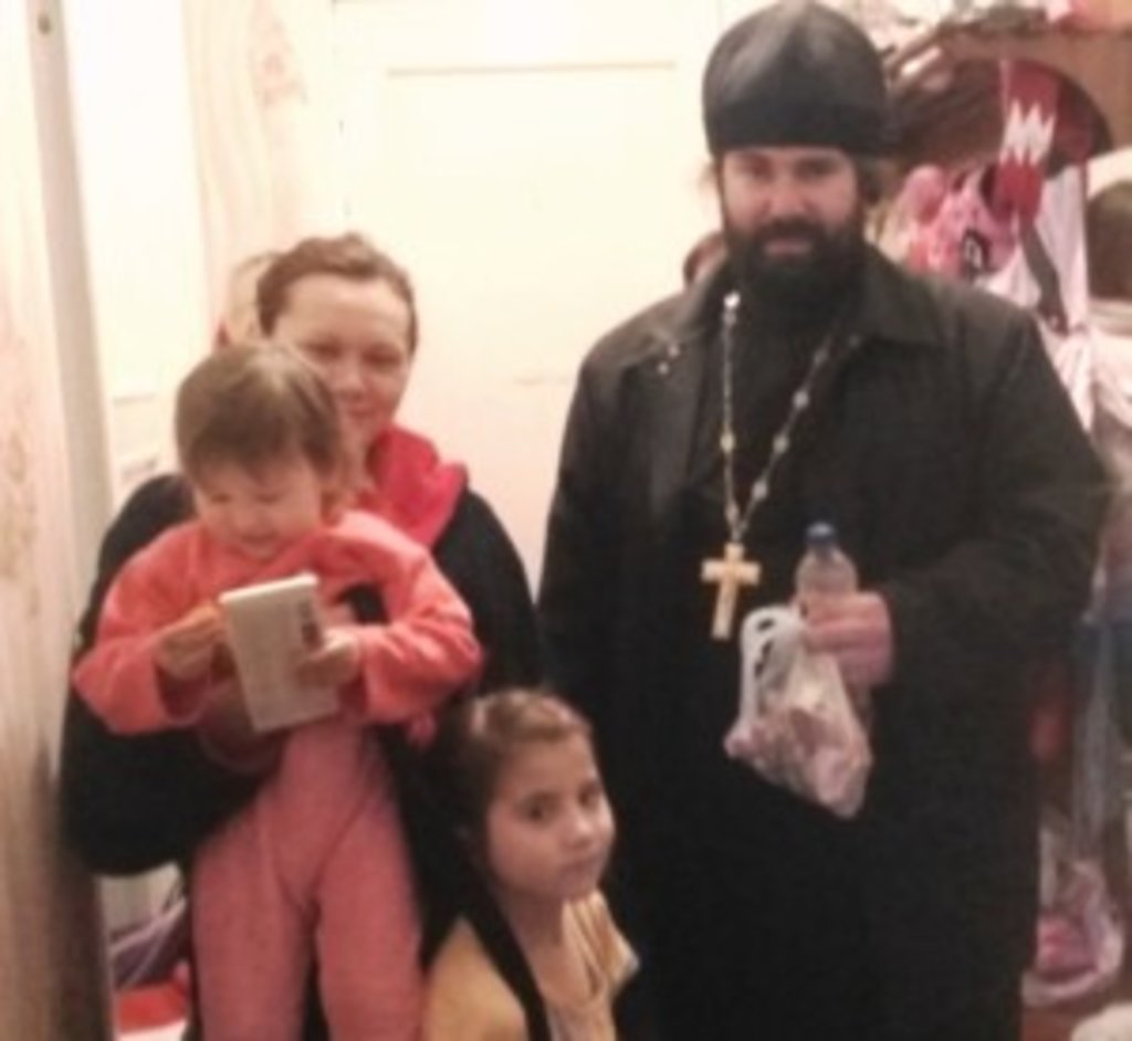 Священик разом зі співробітниками соціальних служб передав допомогу нужденним