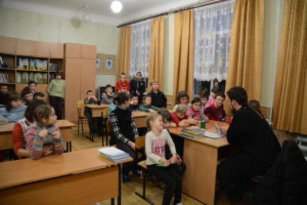 Клірик Ізюмської єпархії проводить для вихованців інтернату заняття