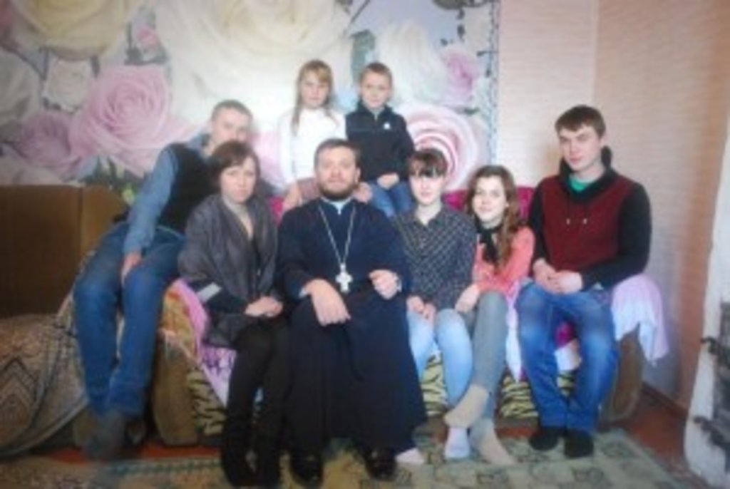 Протоієрей Валентин Марчук разом з родиною Кузьмич