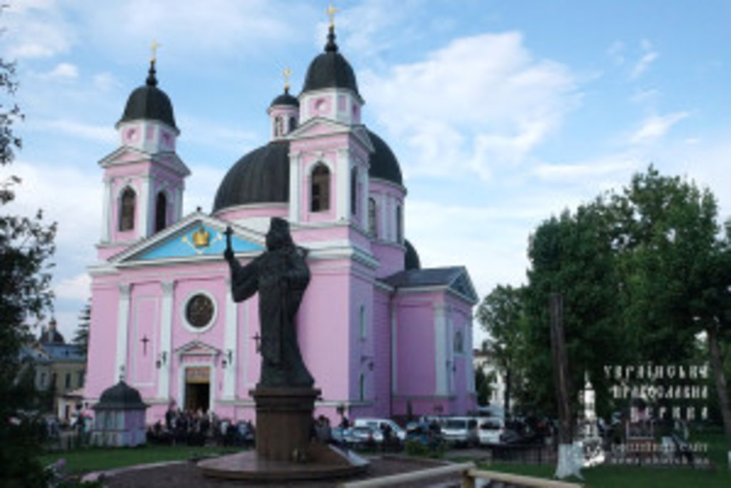 5 травня ввечері, Четвер Світлої седмиці, напередодні дня пам’яті святого великомученика Георгія Побідоносця, Блаженніший Митрополит Київський і всієї України Онуфрій очолив всенічне бдіння у Свято-Духівському кафедральному соборі Чернівців