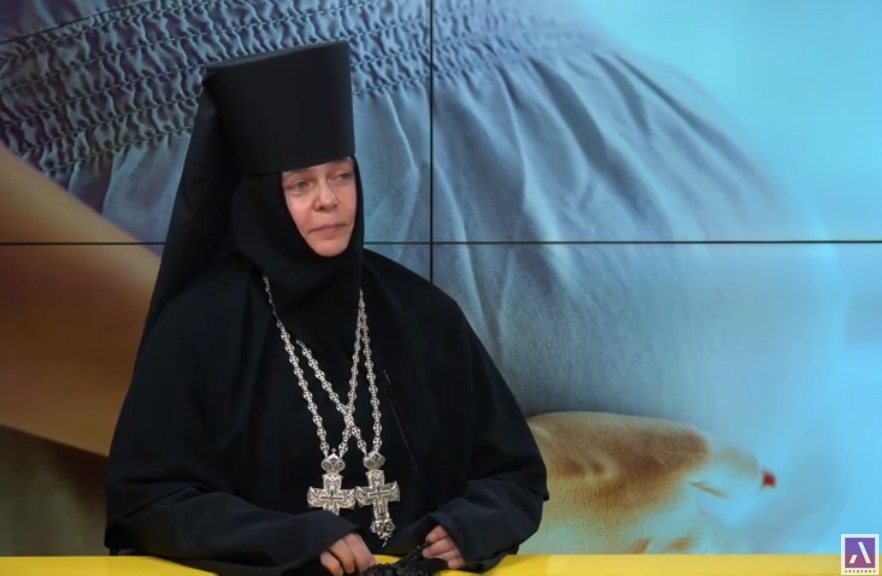 Жас бөкселері бар порно Порно стриптиз стриптизшісін қолмен ұстауда