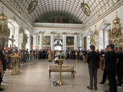 Священники Дніпропетровської єпархії відспівали загиблого співробітника Червоного Хреста