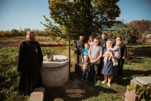 Керуючий Хмельницькою єпархією підтримав родину священника в Митинцях, яких намагаються виселити з будинку