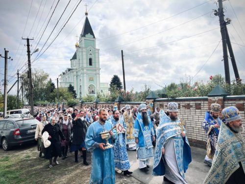 В монастирях Чернівецької та Вінницької єпархій вшанували Божу Матір, євангеліста Іоанна Богослова та посилено помолились про мир в Україні