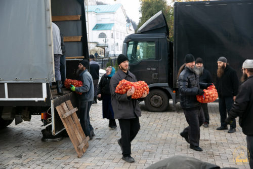 Буковинські волонтери вчергове доставили гуманітарний вантаж до Святогірської лаври