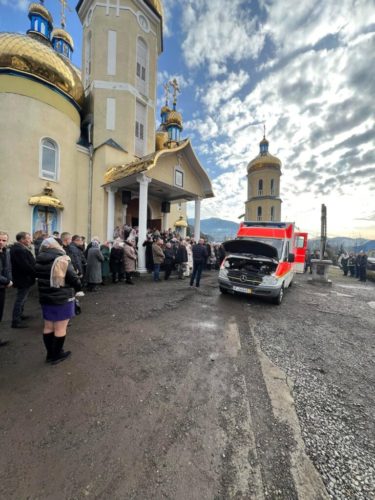 Другий автомобіль швидкої допомоги для ЗСУ придбали парафіяни одного із храмів Хустської єпархії