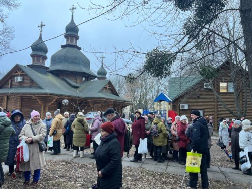 За кожним зверненням складна історія – Соціальний відділ УПЦ закликає долучитися до допомоги переселенцям