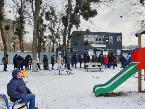 У Києві Соціальний відділ УПЦ передав продуктові набори 100 родинам переселенців