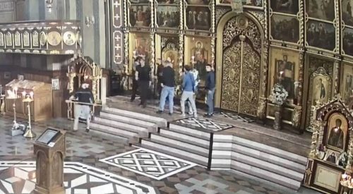 Відеохроніка: Початок спроби захоплення чернівецького кафедрального собору «титушками» та побиття вірян і священників (+фото)