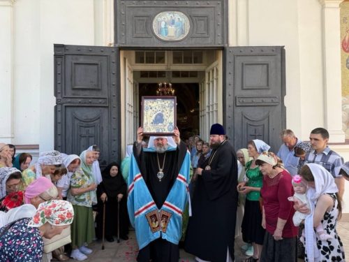 У день престольного свята Свято-Духівського кафедрального собору православні віряни у Херсоні зустріли Касперівську ікону Пресвятої Богородиці