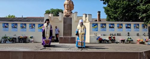 У Герці митрополит Лонгин освятив пам’ятні таблиці на честь загиблих Захисників України