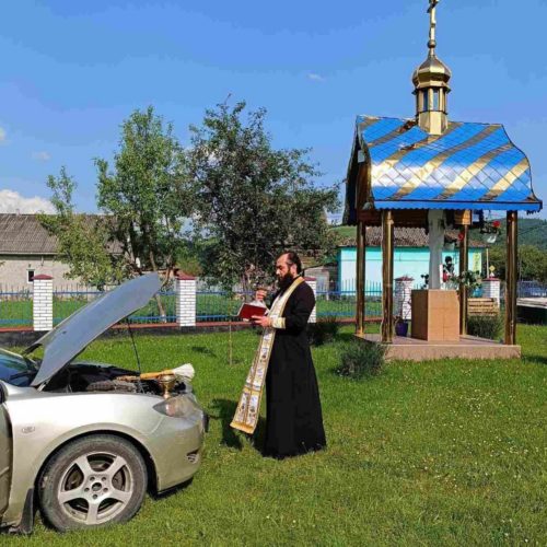 Парафія УПЦ на Закарпатті передала дев’ятий автомобіль для ЗСУ
