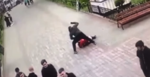 В мережі опублікували відео, на якому бойовики біля собору УПЦ в Чернівцях жорстоко б’ють священника