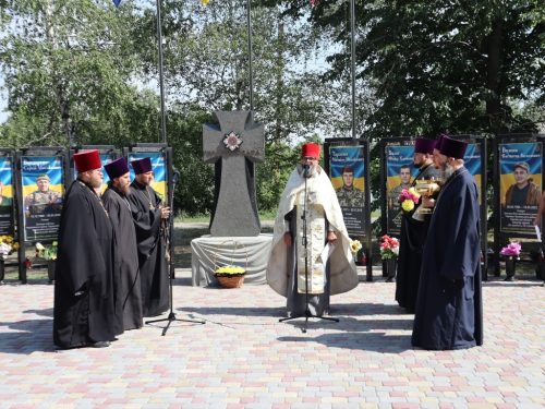 У Харківській єпархії освятили алею на честь полеглих воїнів