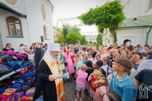 Блаженніший Митрополит Онуфрій роздав дітям із сімей вимушених переселенців «‎рюкзачки милосердя»‎ та благословив їх перед початком навчання