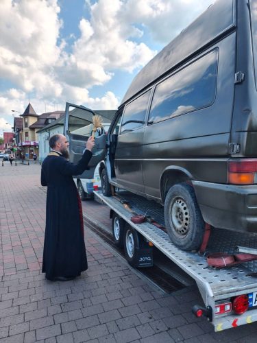 У Хустській єпархії освятили автомобіль для Захисників України