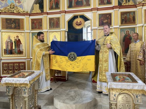 Військові ЗСУ на знак подяки передали прапор громаді Хмельницької єпархії