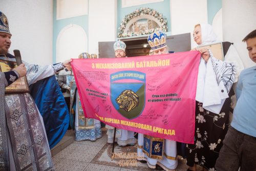 У день престольного свята громада найдавнішого храму Хмельницького отримала подяку та прапор від Захисників України