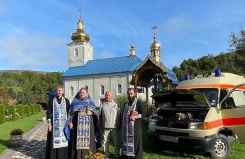 У Мукачівській єпархії духовенство та віряни передала на фронт 10-й автомобіль