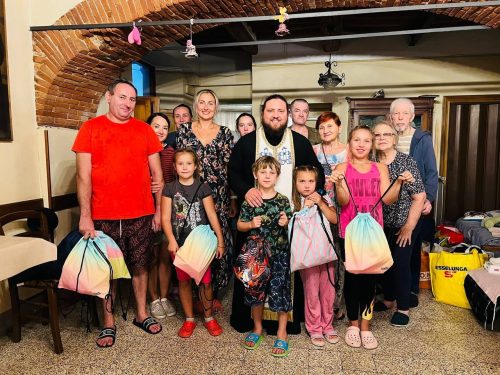 В Італії на парафіях УПЦ роздали дітям-переселенцям рюкзаки та канцтовари до навчального року