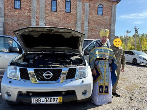У Київській єпархії освятили автомобіль для ЗСУ
